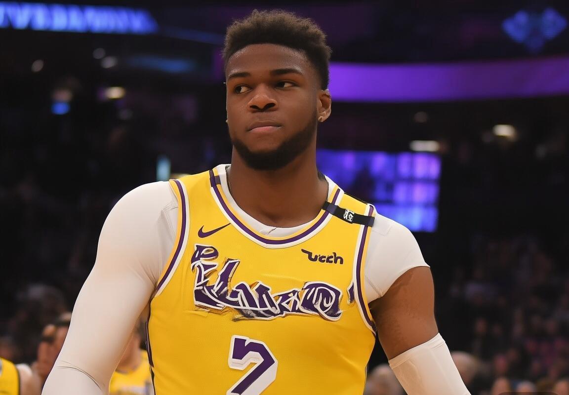 洛杉矶湖人队召回布朗尼·詹姆斯应对伤病危机，卢卡·东契奇MVP前景因独行侠战绩面临挑战